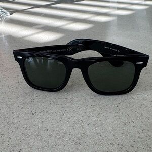 Ray-Ban Wayfarer Sunglasses in Black and Dark Green